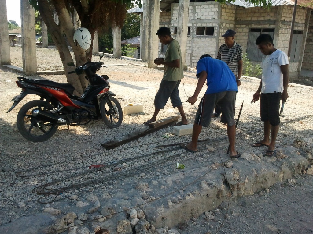 The worker starting shaping the concrete wire for the foundation to laying the concrete.